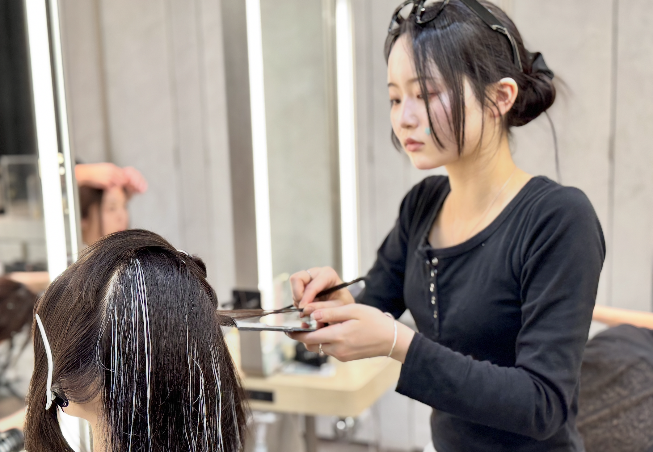 シークレットハイライト施術中のWaysスタッフ